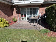 Terrasse Vermietete 3-Zimmer-Wohnung 
mit Blick auf Reetdachhaus
mitten im alten Dorfkern von Schenefeld