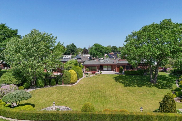 Vogelperspektive Elmshorn Einfamilienhaus Unternehmer Villa mit 2.682m� park�hnlichem Garten am Liether Forst mitBlick �ber die Felder