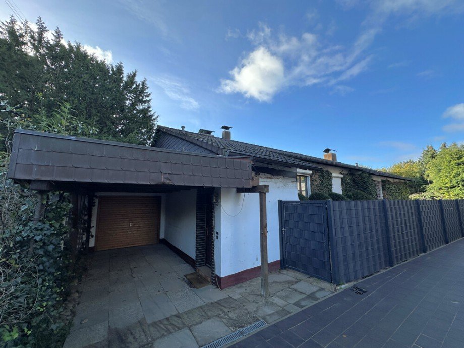 Hausansicht mit Carport und Garage Einfamilienhaus Hamburg / Lurup