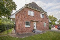 Bild (1732ac13d3d60ef392e5ee812176db3a): Moderne Doppelhaush�lfte mit gro�em Grundst�ck am Feldrand