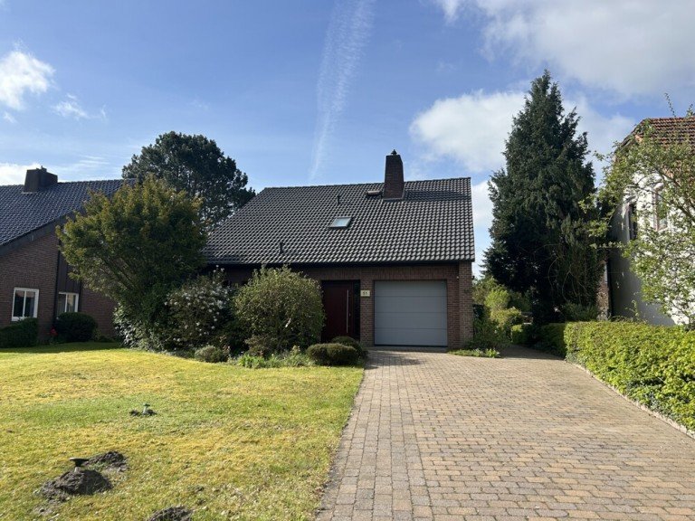 Ansicht vorne (3) Prisdorf / Peiner Hof Einfamilienhaus Gro�z�giges 6 Zimmer - EFHmit Keller , Garage und guter Verkehrsanbindung