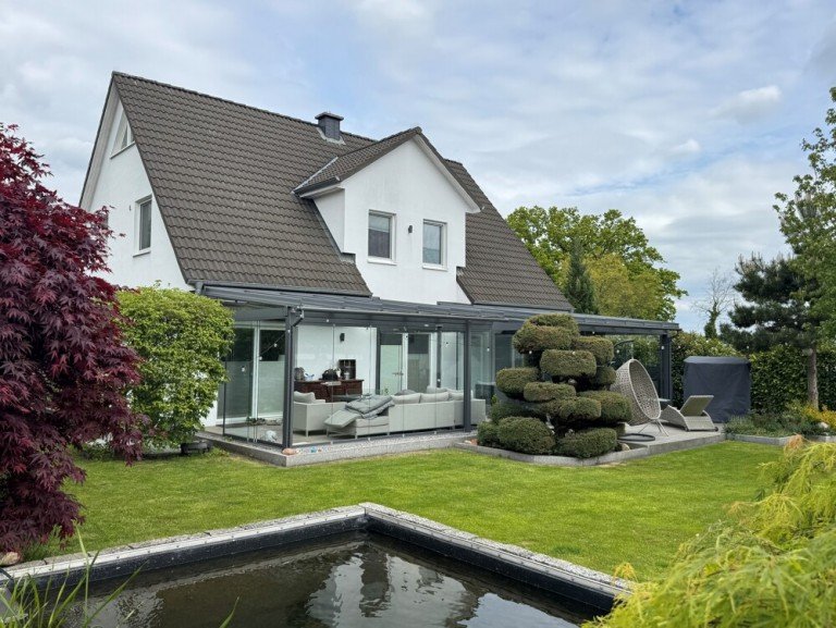 Titelbild Appen Einfamilienhaus Neuwertiges & energetisches6-Zimmer-Architektenhaus mit zwei Winterg�rten und exkl. Carport-Anlagein Appen bei Pinneberg