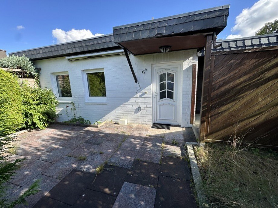 Hauseingang 2 und Terrasse f�r Einliegerwohnung Bungalow Schenefeld