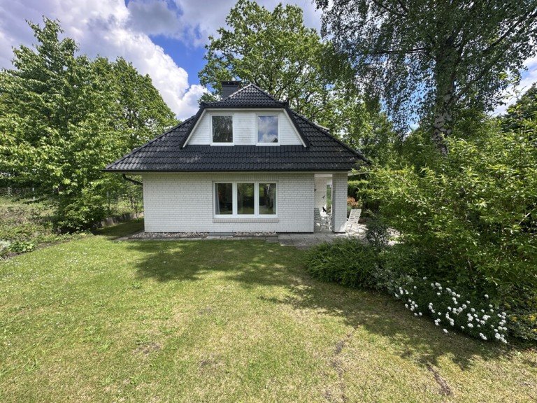Gartenansicht Schenefeld Villa Traumhaftes wei�es EFHim Landhausstilam Feldrand gelegen