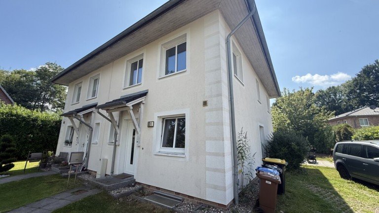 Hausansicht Pinneberg / Thesdorf Doppelhaush�lfte Traumhafte 4-Zimmer-Toskana Villamit Garten und Keller im Hof Carre