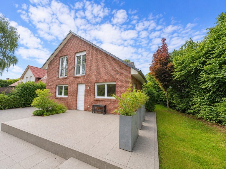 Gartenansicht Hamburg / Iserbrook Einfamilienhaus F�r die gro�e Familie:Energieeffizientes 7 Zimmer Einfamilienhaus mit gro�em Grundst�ck