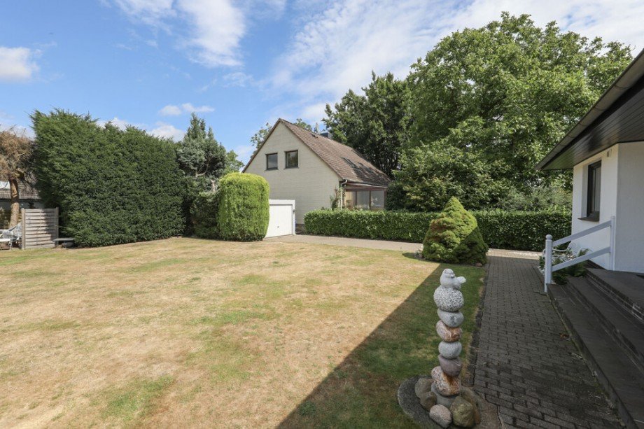 hinterer Garten und Garage Doppelhaush�lfte Schenefeld