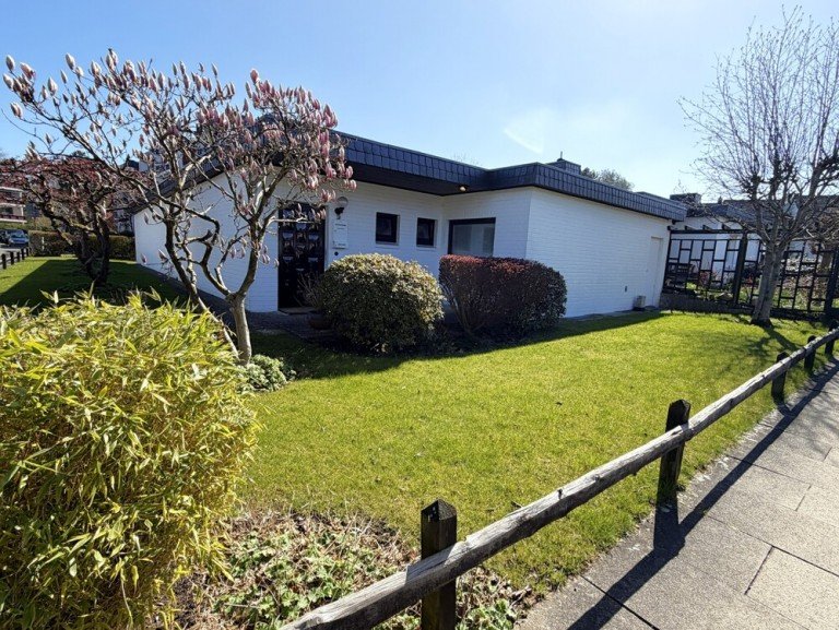 Hausansicht Schenefeld Bungalow Klassischer 4 Zimmer-Atrium-Endbungalow mit Garage und Keller am Forst Kl�vensteen