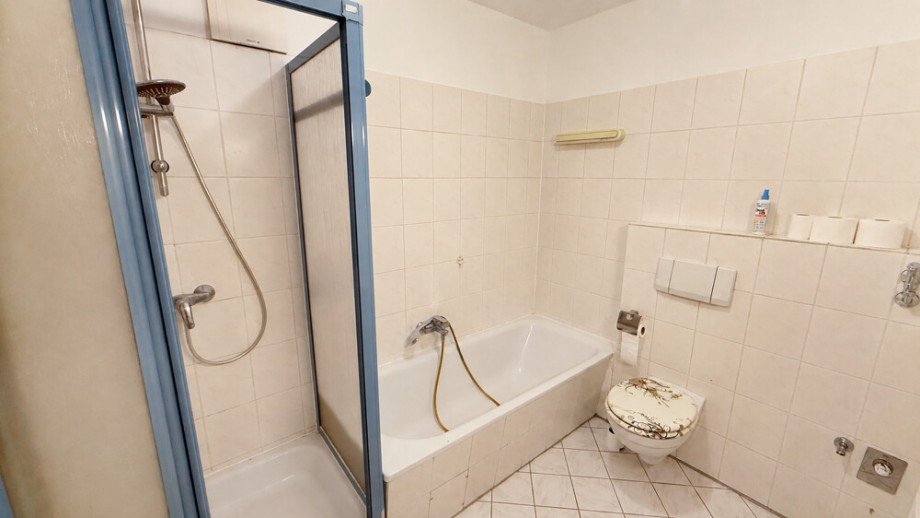 Bad mit Dusche und Wanne Etagenwohnung Pinneberg