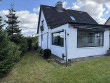Ansicht seitlich Attraktives 5-Zimmer-Einfamilienhaus
mit Garten, Keller und ger�umiger Garagenhalle im Ortskern