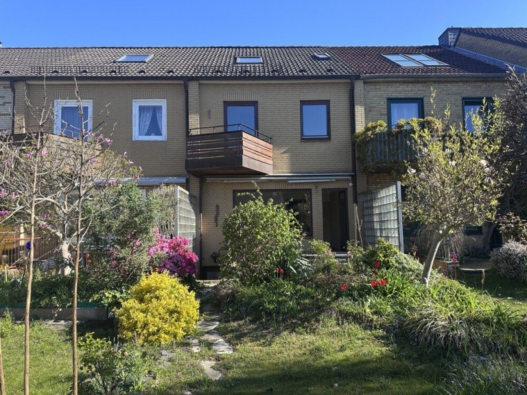 vordere Hausansicht Schenefeld Reihenmittelhaus 5-6 Zimmer Mittelreihenhauszum individuellen Neugestalten