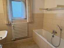 Vollbad mit Fenster Ger�umige und helle 
4-Zimmer-Wohnung
im Elbvorort Wedel