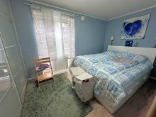 Schlafzimmer Vermietete 3-Zimmer-Wohnung 
mit Blick auf Reetdachhaus
mitten im alten Dorfkern von Schenefeld