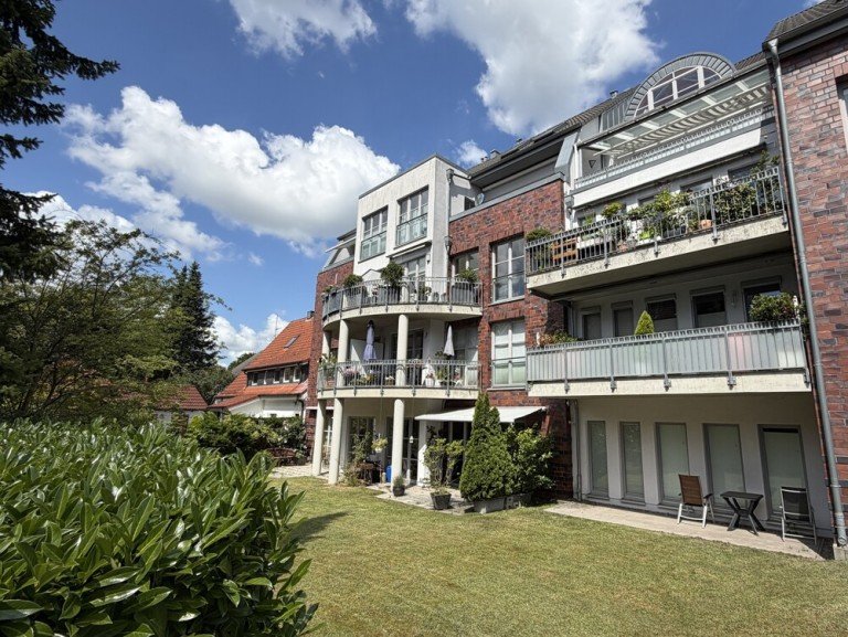 Hausansicht Hamburg Etagenwohnung Moderne und barrierefreie Wohnung im Rissener Dorfkern mit Tiefgaragenstellplatz