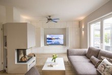 Wohnzimmer Neuwertiges & energetisches
6-Zimmer-Architektenhaus 
mit zwei Winterg�rten 
und exkl. Carport-Anlage
in Appen bei Pinneberg