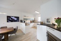 Bild (a19dc3cb061620092f5def6d4facb031): Neuwertiges & energetisches6-Zimmer-Architektenhaus mit zwei Winterg�rten und exkl. Carport-Anlagein Appen bei Pinneberg