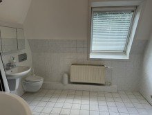 Vollbad mit Fenster Klassisches Walmdach-Einfamilienhaus mit sonnigem Grundst�ck in Lurup