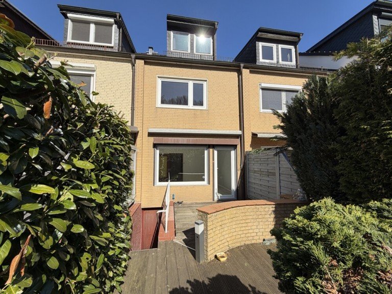 Hausansicht Schenefeld Reihenmittelhaus Ansprechendes Reihenhaus in Schenefeld mit Vollkeller und zwei B�dern