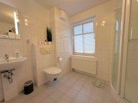Bild (b9dc06d39176d059b13f5d06bb64117f): Vermietete 3-Zimmer-Wohnung mit Blick auf Reetdachhausmitten im alten Dorfkern von Schenefeld