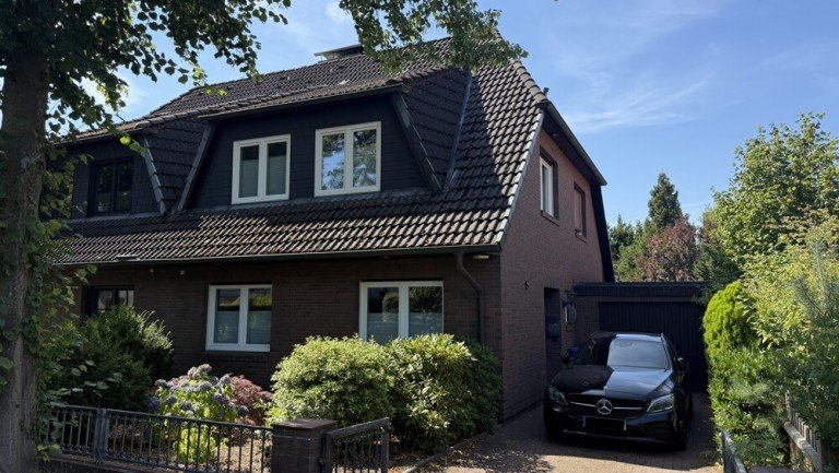 Hausansicht Schenefeld Einfamilienhaus Ruhig gelegene Doppelhaush�lfte mit Garten und Vollkeller nahe Forst Kl�vensteen