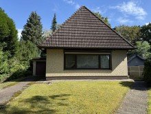 Ansicht Stra�e Klassisches Walmdach-Einfamilienhaus mit sonnigem Grundst�ck in Lurup