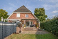 Bild (c97aaedb1597b33ed5d45e8aca9dd940): Moderne Doppelhaush�lfte mit gro�em Grundst�ck am Feldrand