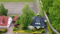 Bild (d586cc8a7500207f38f895a60352a59f): Traumhaftes wei�es EFHim Landhausstilam Feldrand gelegen