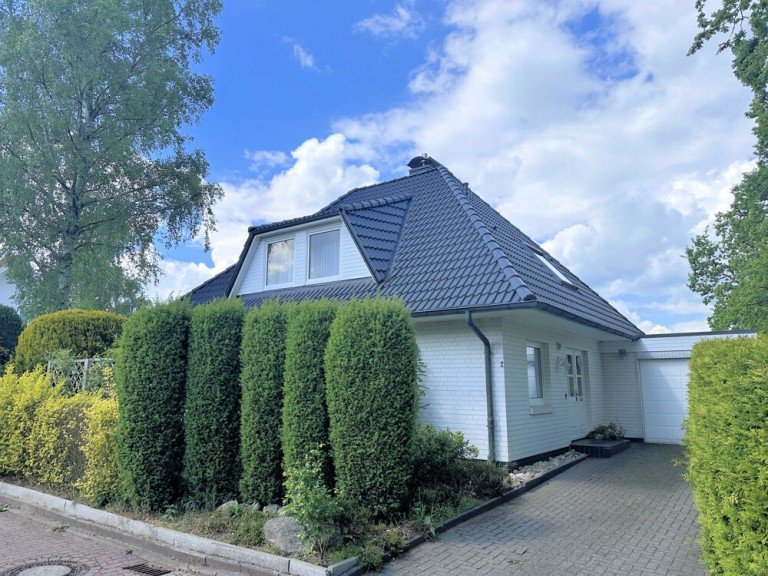 vordere Hausansicht Schenefeld Villa Traumhaftes wei�es EFHim Landhausstilam Feldrand gelegen