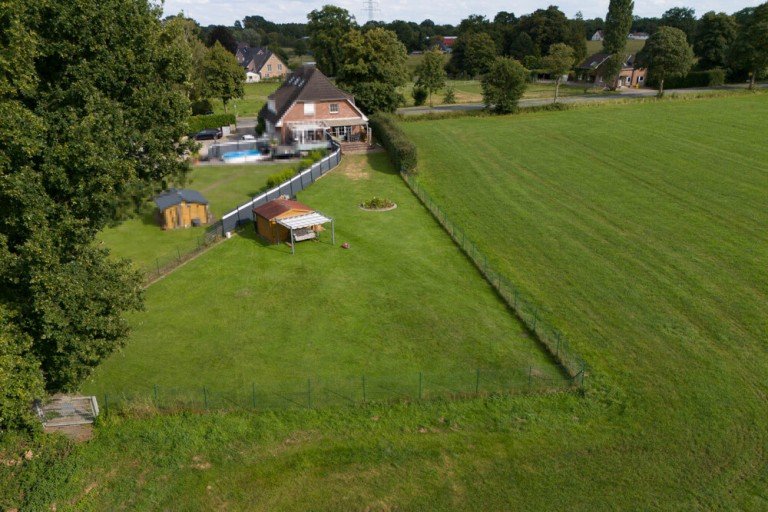 hintere Hausansicht fern Rellingen Doppelhaush�lfte Moderne Doppelhaush�lfte mit gro�em Grundst�ck am Feldrand