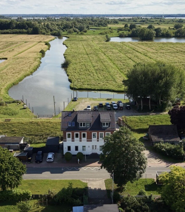 Rarit�t am Wasser Haseldorf / Altendeich Mehrfamilienhaus Wohnen am Elbdeich Gro�z�giges Zuhause mit vielf�ltigen M�glichkeiten