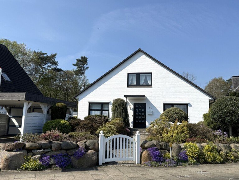Ansicht Pinneberg / Waldenau-Datum Einfamilienhaus Am Forst Kl�vensteenWei�es 6-Zimmer-Einfamilienhaus mit Vollkeller und S/W-Gartenim Ortsteil Waldenau