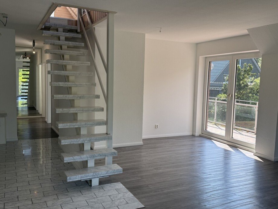 OG: Treppe ins Dachstudio Mehrfamilienhaus Hamburg