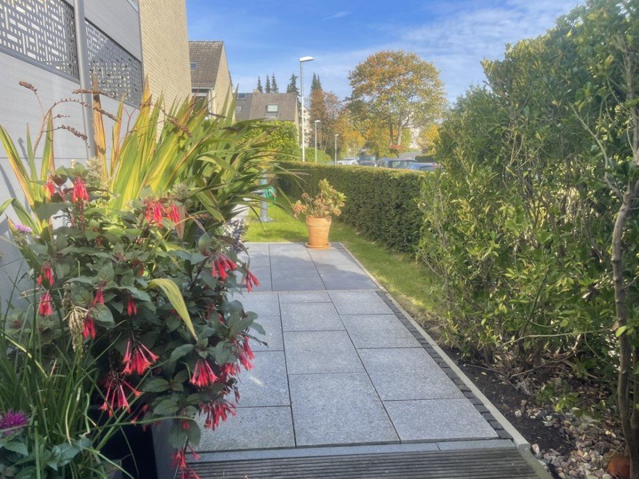 Garten seitlich + Blumen Reihenendhaus Schenefeld