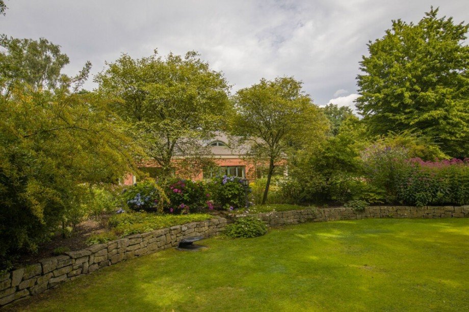 Garten mit Steinwall Villa Pinneberg