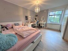 Zimmer 2 Vermietete 3-Zimmer-Wohnung 
mit Blick auf Reetdachhaus
mitten im alten Dorfkern von Schenefeld