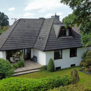 Walmdach – Einfamilienhaus mit japanischem Garten an der Hamburger Stadtgrenze