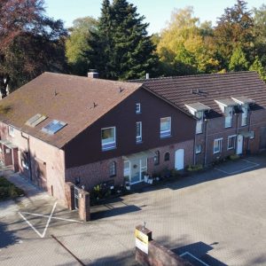 Interessante Kapitalanlage mit 6 WE und 3 Hallen auf großem Grundstück