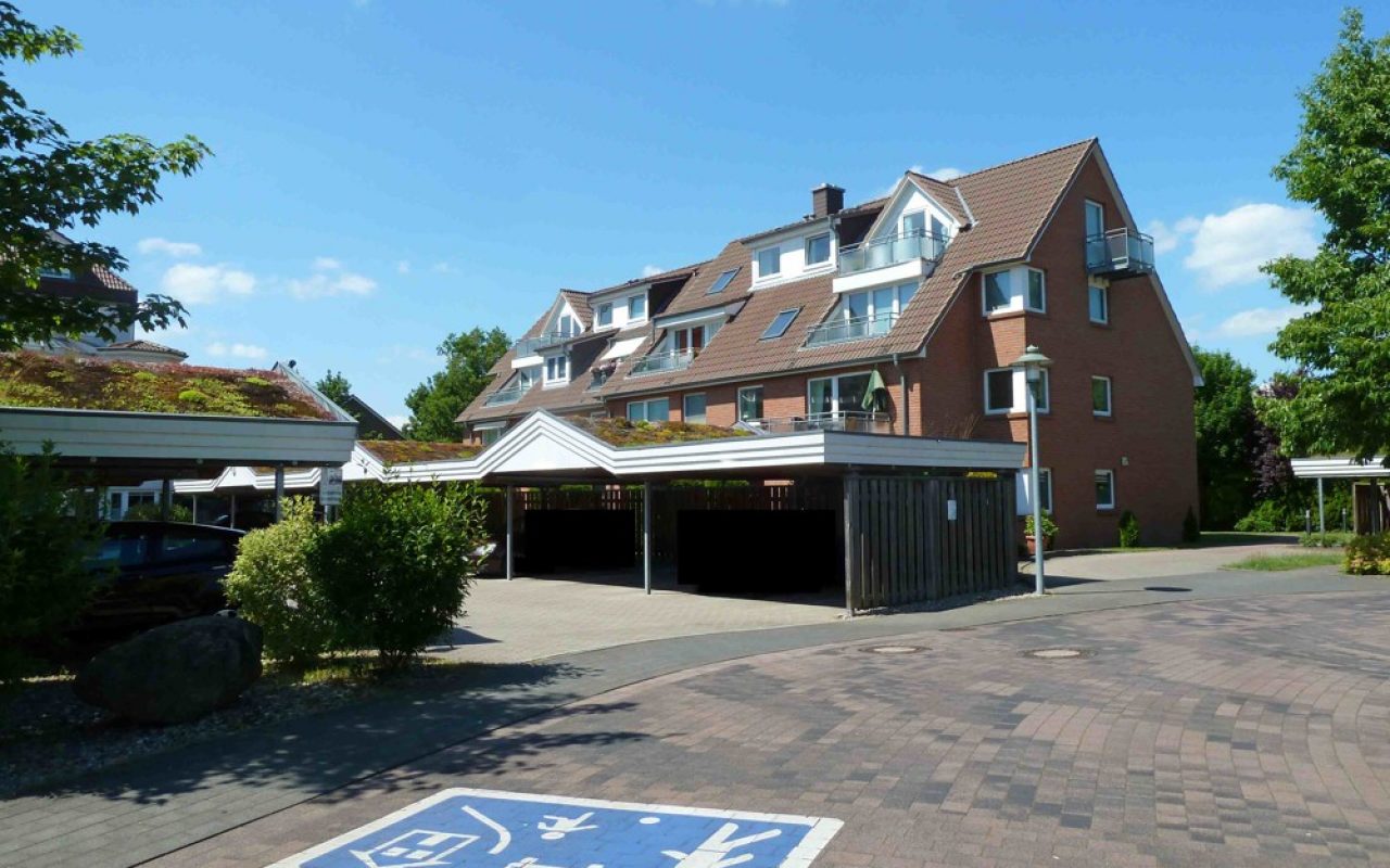 Hausansicht + Carport