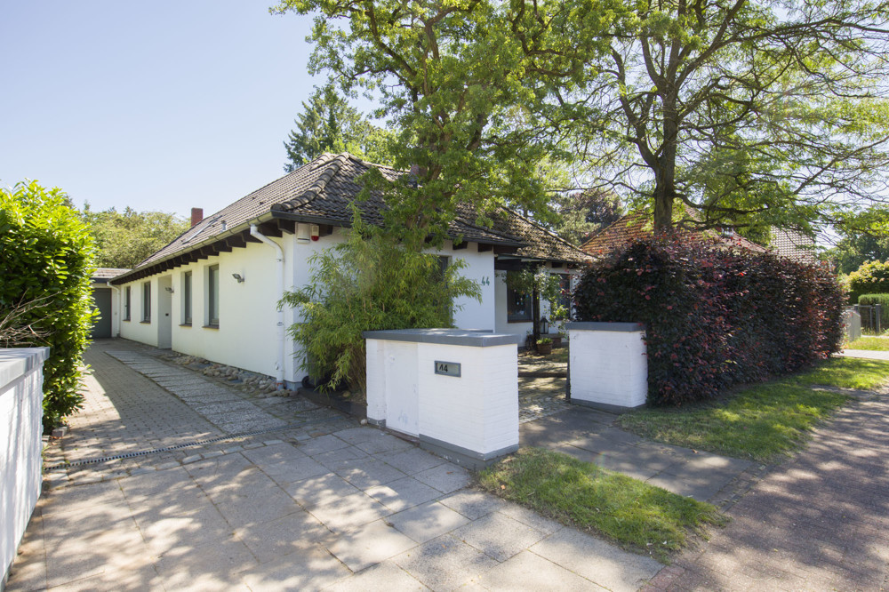 Stilvolles Atrium-Einfamilienhaus mit einzigartigem Dachgeschoss am Rissener Dorfkern