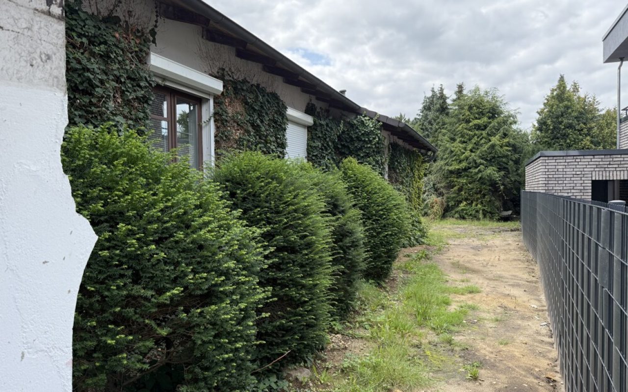 Grundstücksgrenze seitlich mit Zaun