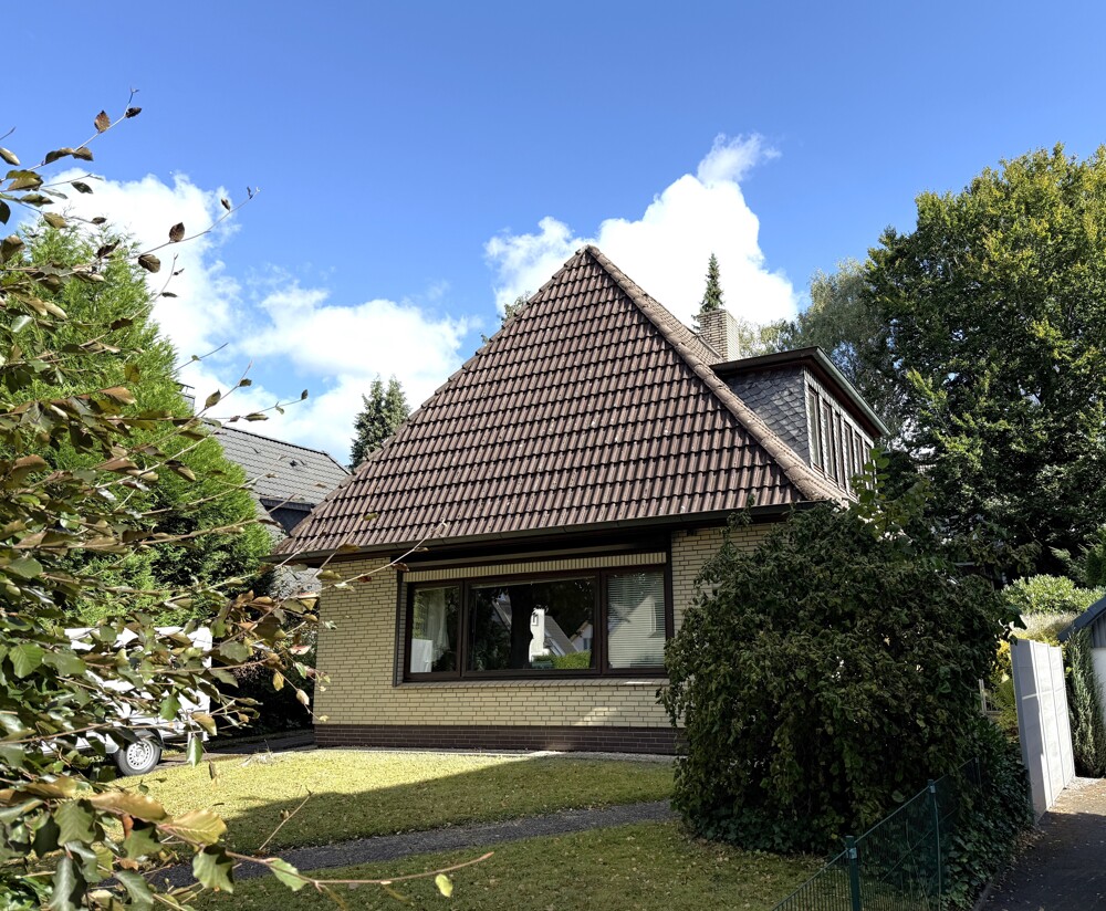 Klassisches Walmdach-Einfamilienhaus mit sonnigem Grundstück in Lurup