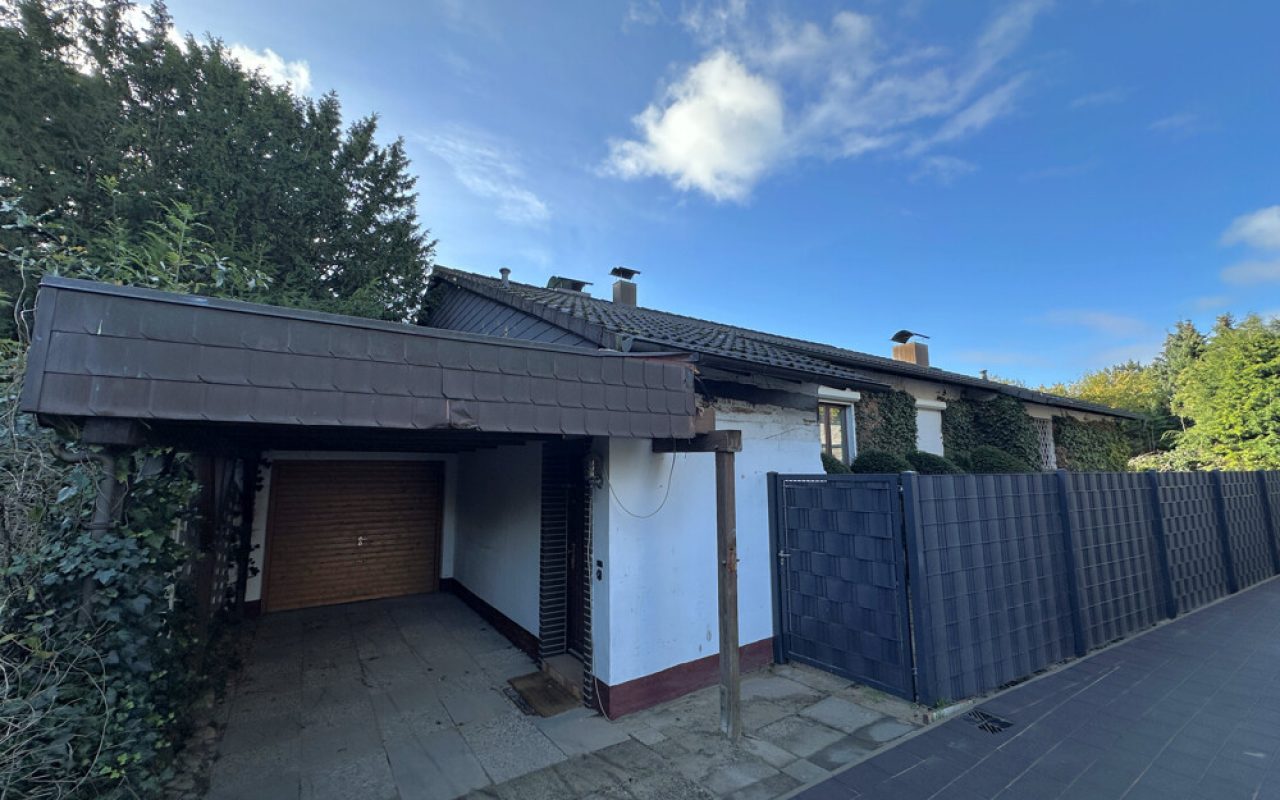 Hausansicht mit Carport und Garage