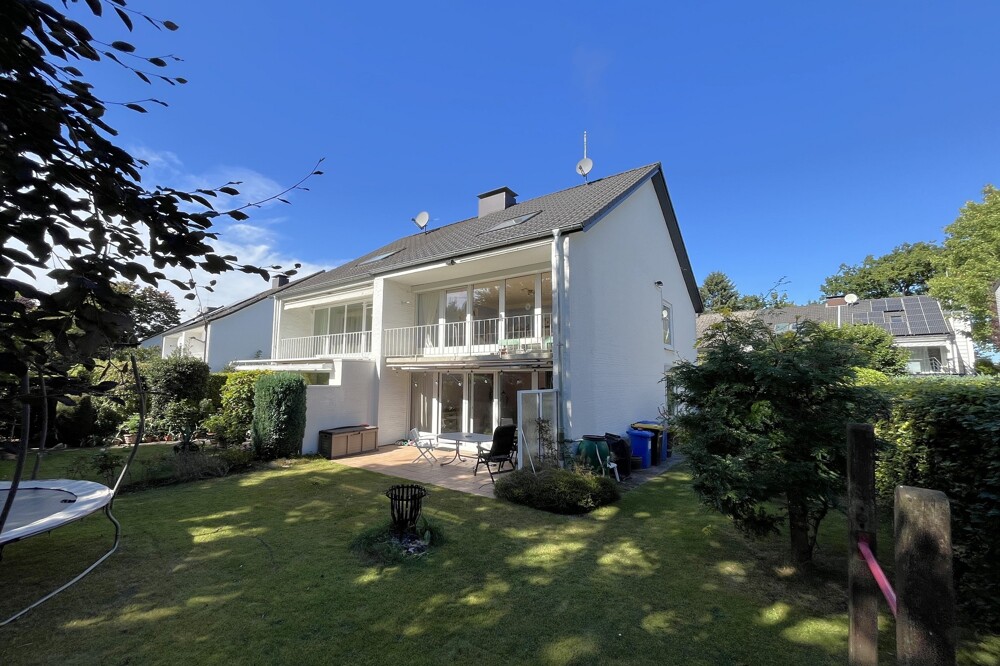 Familienfreundliche Doppelhaushälfte in zentraler Lage von Schenefeld mit Vollkeller und Stellplatz Familienfreundliche Doppelhaushälfte in zentraler Lage von Schenefeld mit Vollkeller und Stellplatz