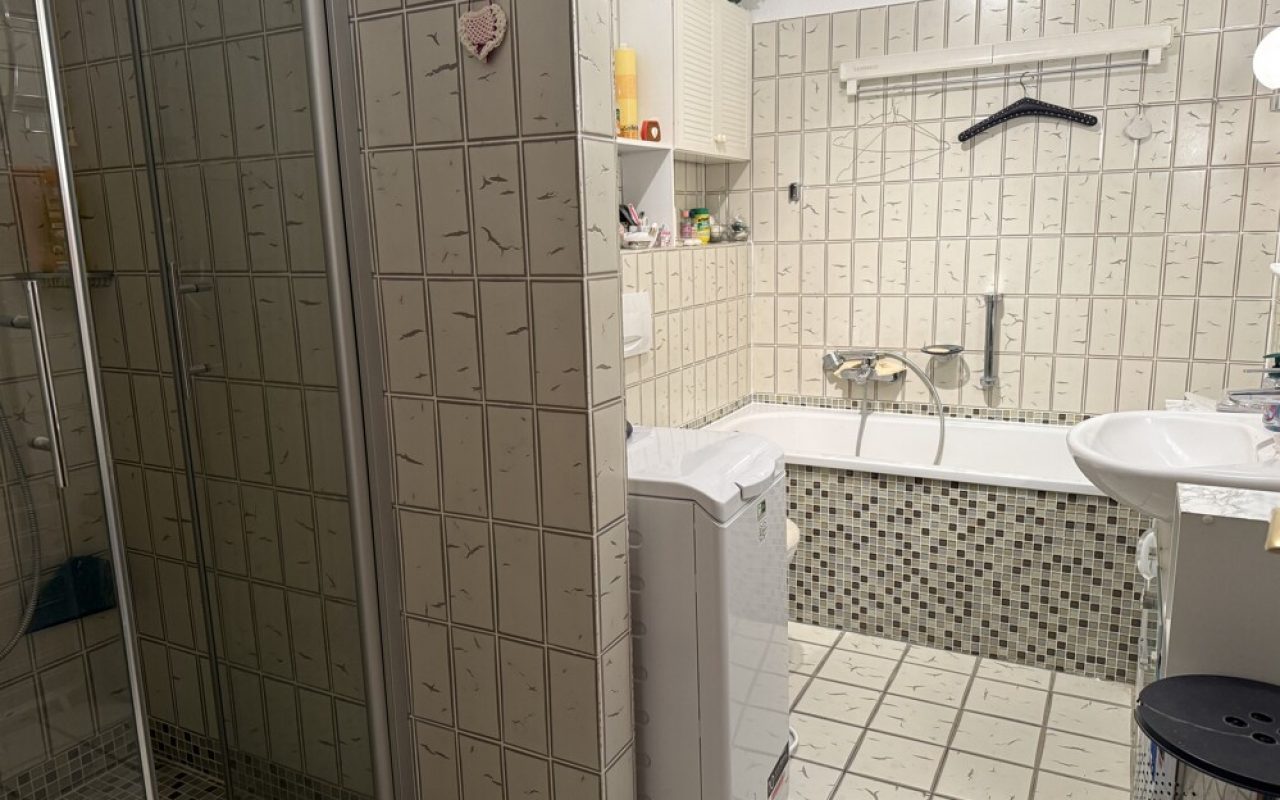 Bad mit Wanne und Dusche