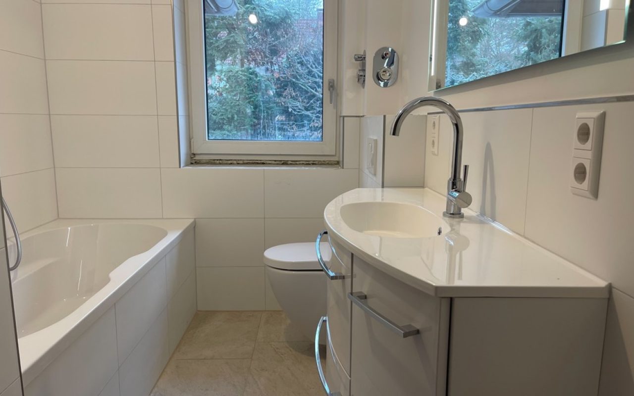 EG: Vollbad neuwertig