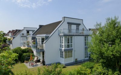 Exklusiv und courtagefrei! 3 Zimmer Endetagen-Wohnung mit zwei Balkonen am Forst Klövensteen