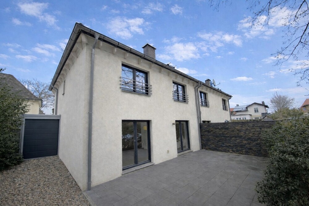 Modernes Wohnen an der Stadtteilgrenze zu Blankenese – Familienfreundliche Doppelhaushälfte